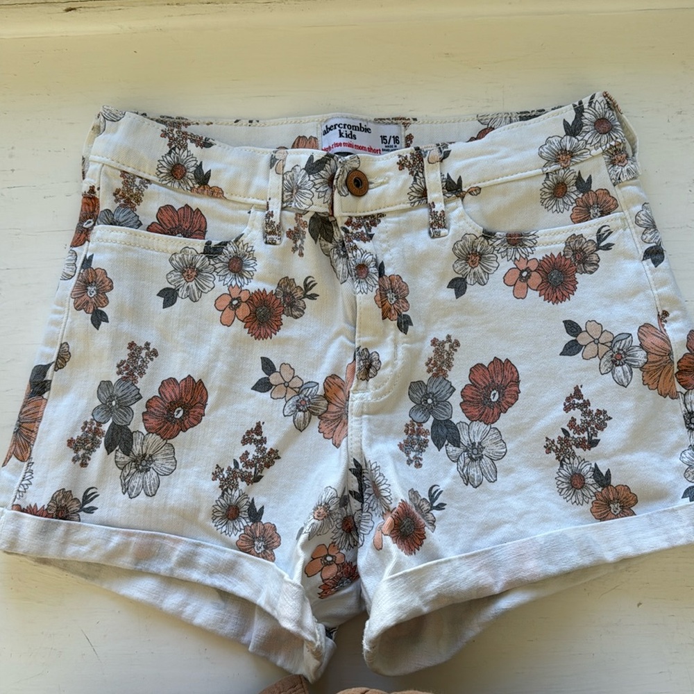 Abercrombie Kids high-rise mini mom shorts white floral Sz 15-16